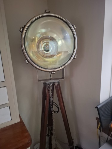 Tripod floor lamp used in - used,,
